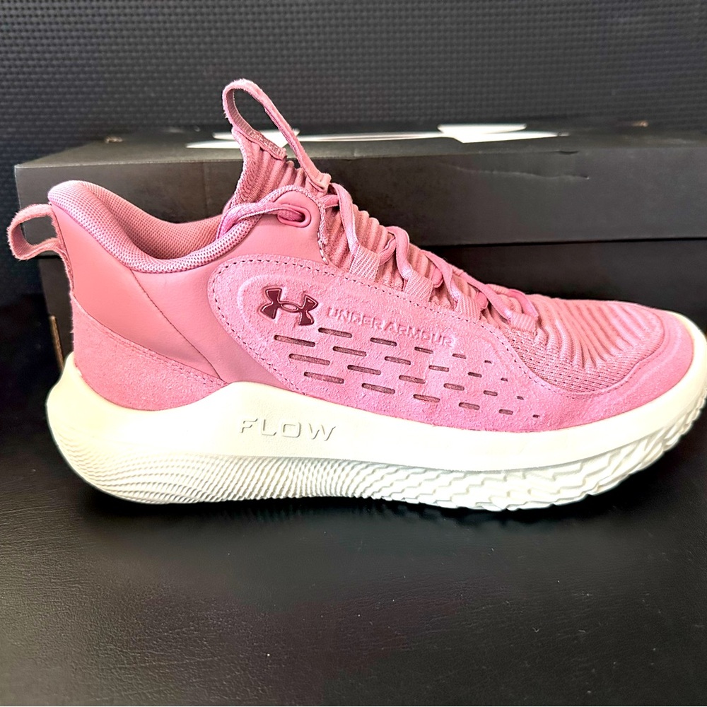 Women’s Under Armour Flo 5 Basketball Sneaker in Link. Nearly new condition